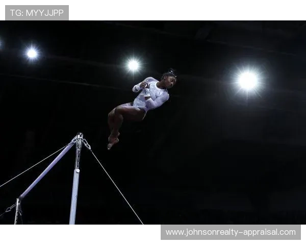 西蒙·拜尔斯今天又穿了条普通人根本买不起的运动裤，感觉她根本不是在健身房逛街吧？